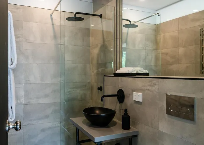 Castlemaine Gardens Luxury Glamtainer
