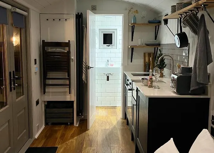 Luxury Shepherds Hut - The Sweet Pea By The Lake
