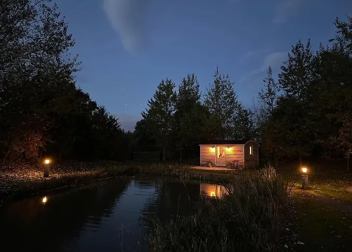 Luxury Shepherds Hut - The Sweet Pea By The Lake