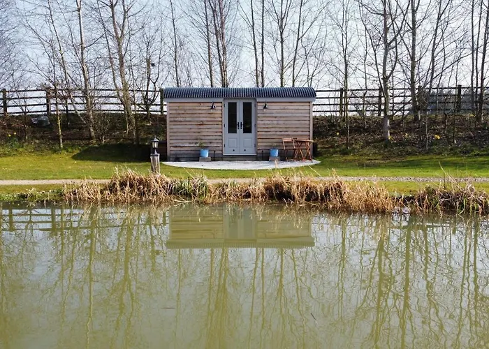 Luxury Shepherds Hut - The Sweet Pea By The Lake