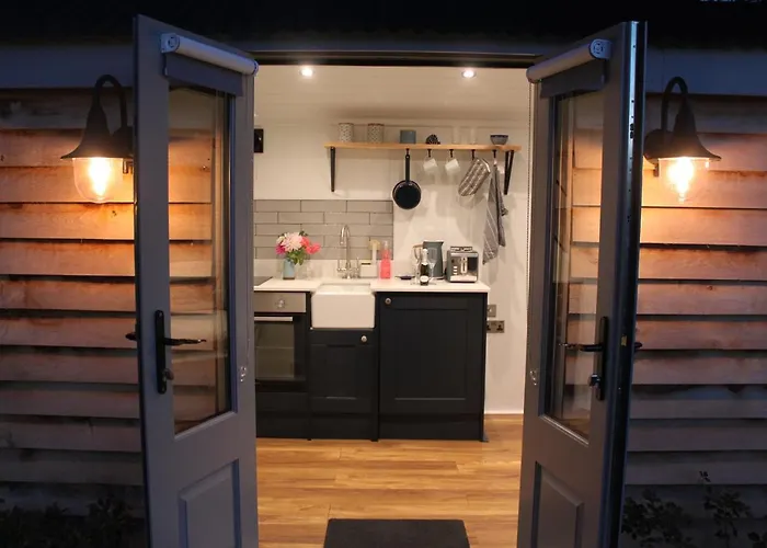 Luxury Shepherds Hut - The Sweet Pea By The Lake