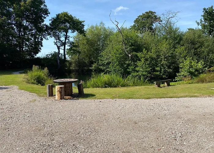 Kingfisher Cabin - Wild Escapes Wrenbury Off Grid Glamping - Ages 12 And Over