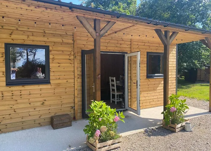 Kingfisher Cabin - Wild Escapes Wrenbury Off Grid Glamping - Ages 12 And Over