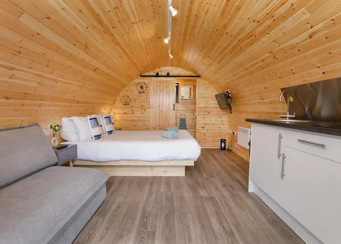 Little Meadow Pods With Hot Tub
