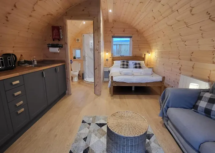 Lois' Pod With Hot Tub, Near Airport