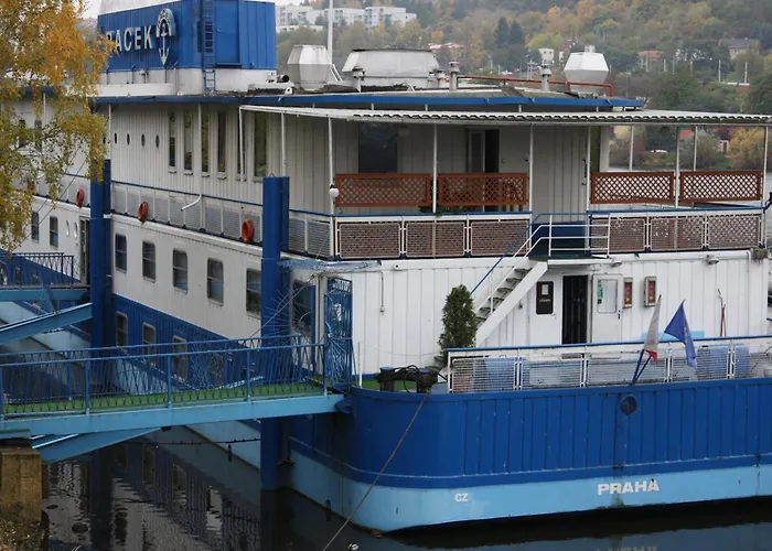 Botel Racek