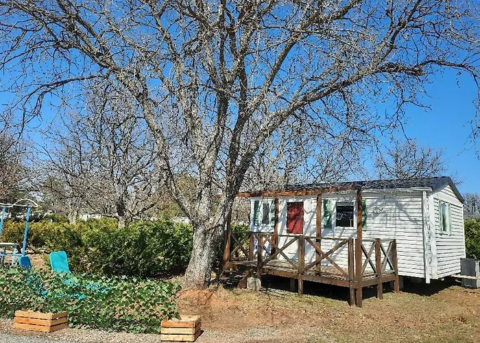 Gorges du Verdon Camping: Lakeside Nature Retreat