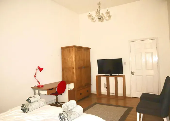 The Church E - Spacious En-Suite Room - Free Wifi & Parking
