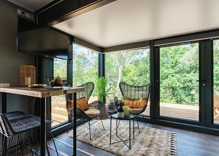 Castlemaine Gardens Luxury Glamtainer