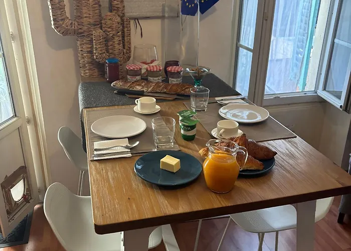 Room For Nudists Near Nice Port In A Shared Apartment