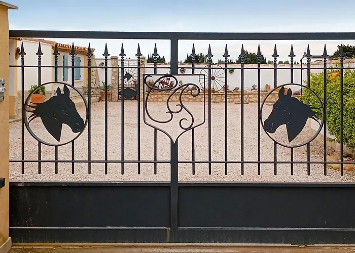Beautiful Stacaravan In Raphele-Les-Arles