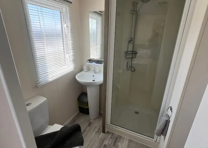 3 Bedroom Modern Caravan Sleeps Up To 8