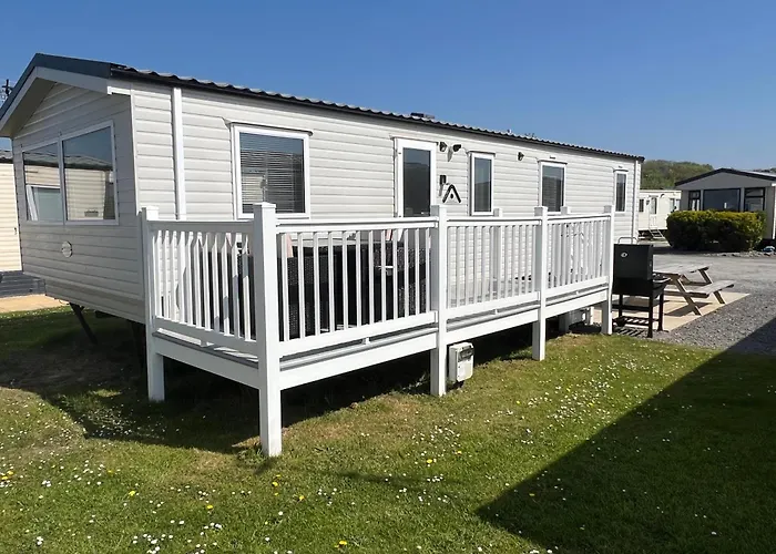3 Bedroom Modern Caravan Sleeps Up To 8
