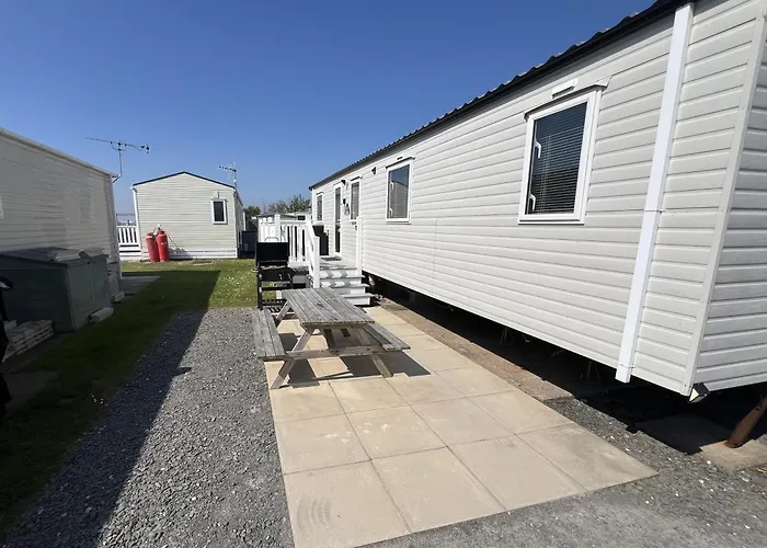 3 Bedroom Modern Caravan Sleeps Up To 8