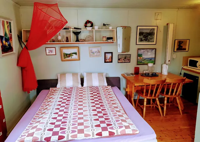 Summer Bedroom, Outside Toilet, Shower, Kitchen. 120 M From Sandbach.