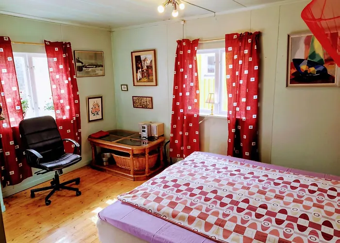 Summer Bedroom, Outside Toilet, Shower, Kitchen. 120 M From Sandbach.