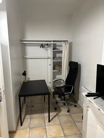 Un Lit Double Dans Une Chambre Dans Un Appartement De 3 Chambres En Colocation A Proximite Du Centre Ville