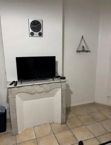 Un Lit Double Dans Une Chambre Dans Un Appartement De 3 Chambres En Colocation A Proximite Du Centre Ville