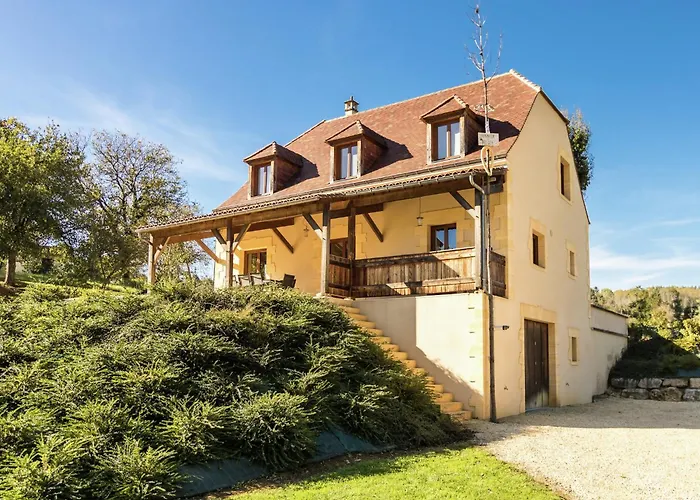 Poolside Luxury Villa In Montignac