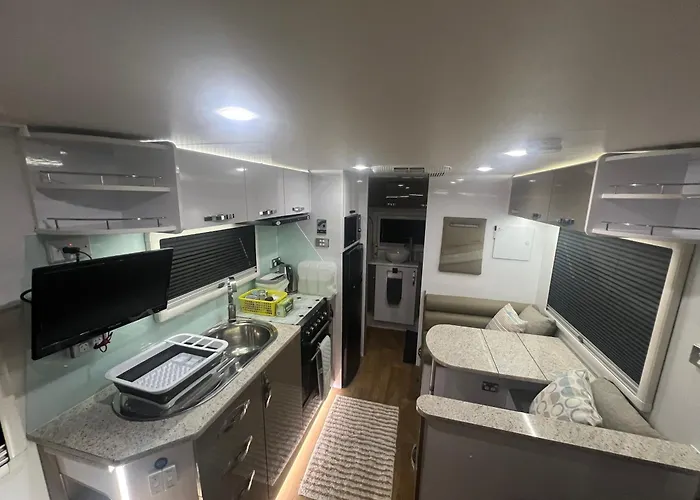 Gympie Luxury Caravan With Ensuite Bathroom