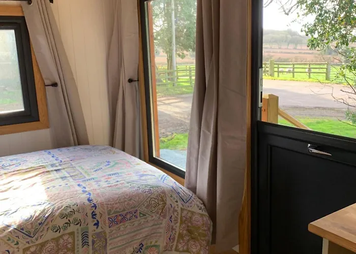 Cosy Shepherd'S Hut Near Shrewsbury