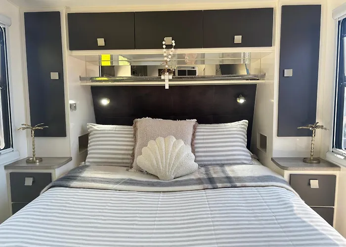 Modern 4 Berth Van Close To Cbd