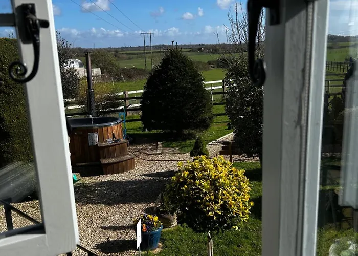 Cotswold Shepherd Hut Hot Tub Sauna Dog Friendly
