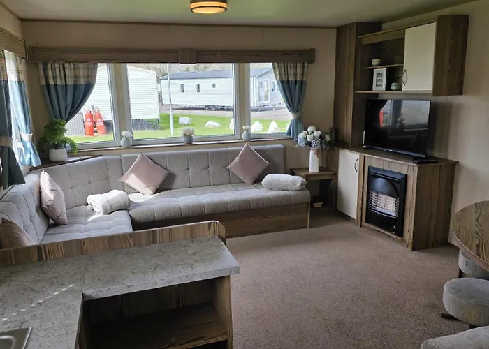 3Br Family Caravan Steps Away From Beach With Free Wifi, Smart Tv & Fishing Lake, Arcades