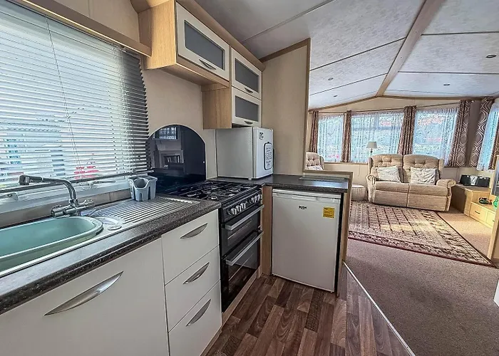 Ref 40035Nd - Superb Caravan With Decking & Free Wifi At North Denes Holiday Park