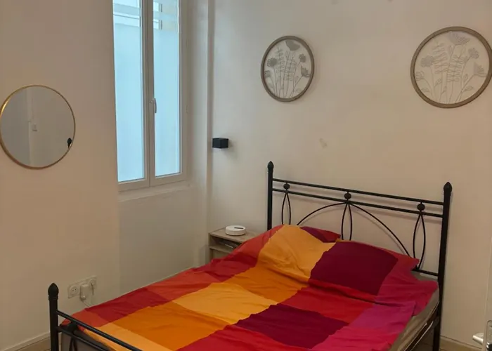 Un Lit Double Dans Une Chambre Dans Un Appartement De 3 Chambres En Colocation A Proximite Du Centre Ville