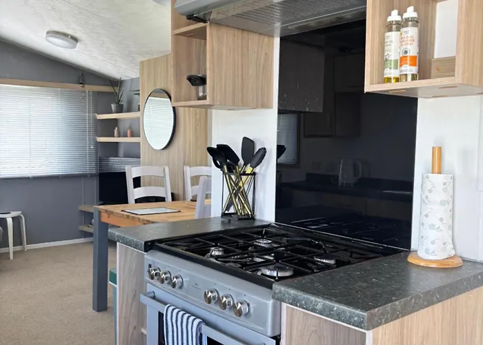 Padstow Holiday Base Bright Two Bedroom Lodge At Seven Bays