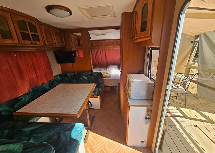 Caravane Et Jardin