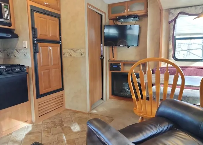 32Ft Cozy Camper On 7 Acres, Pond