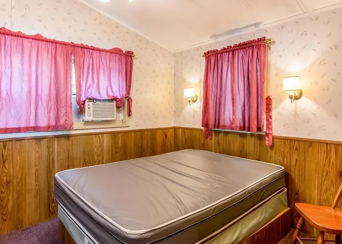 Williamsburg Camping Resort Wheelchair Accessible Park Model 7